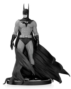 DC Collectibles Batman: Black And White: Batman By Michael Turner Statue [Parall - Bild 1 von 2