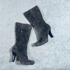 Vintage Y2K grau Wildleder Kalb Pfennigabsatz Runde Zehe Funky Knopf Stiefel W10 - Bild 1 von 8