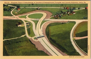 Postal de Irwin PA con vista aérea de Pennsylvania Turnpike y Lincoln Highway - Imagen 1 de 2