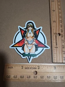 HOOK UPS Aufkleber Sexy Nonne Oben Ohne für Skateboard Telefon Mappe Helm Spind - Bild 1 von 3