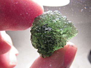 NIEDRIGER PREIS! BESTES ANGEBOT! TRAUMHAFTER FUND! PRACHTVOLLES MOLDAVIT SCHLAGGLAS! 8.9 GM - Bild 1 von 7