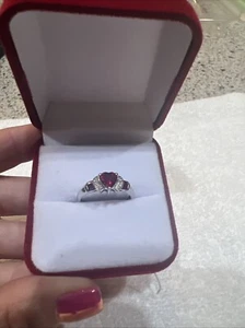 Anello in oro bianco 10 kt con rubini e diamanti creati in laboratorio da 2,4 grammi misura 8,75 - Foto 1 di 6