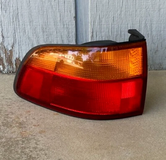 Luz trasera izquierda Toyota Sienna 1998 1999 2000 montaje en cuarto exterior lado conductor Foto 1 de 1