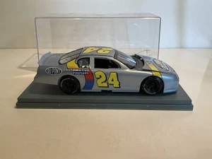 Vintage gebautes Plastikauto Modell NASCAR #24 DuPont 2000 Jeff Gordon im Koffer - Bild 1 von 14