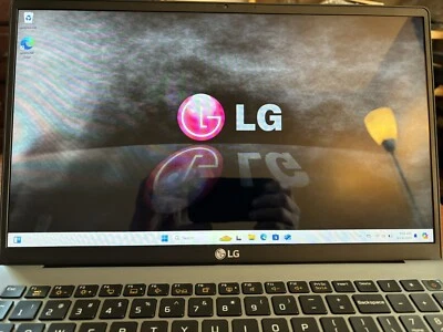 LG gram 15Z90N-N.APS9U1 i7-1065G7 (2) 512GB SSD 24GB RAM WIN 11 PR0 Foto 1 de 4