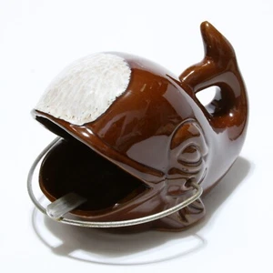 Cenicero vintage de cerámica esmaltada de ballena marrón con soporte para cigarrillos de un solo cable - Imagen 1 de 6