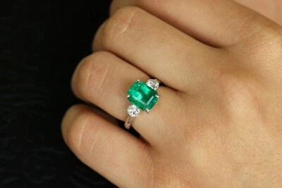 Anello di fidanzamento a tre pietre con diamanti zaffiro smeraldo 2 CT finitu... - Immagine 1 di 4