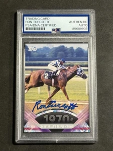 CARTOLINA AUTOGRAFATA FIRMATA RON TURCOTTE 2011 TOPPS AMERICAN PIE CERTIFICATA PSA/DNA - Foto 1 di 2