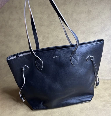 Bolso de hombro grande de cuero granulado negro Lodis tapa abierta Foto 1 de 4