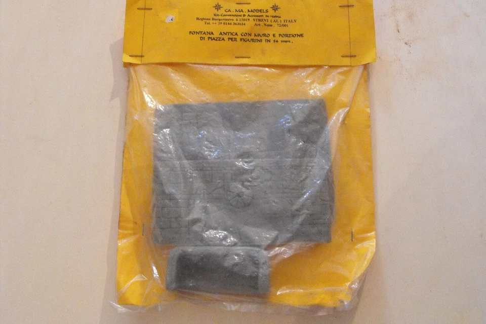 BASETTA PER FIGURINI 54 mm 15 X 11 cm FONTANA ANTICA CON MURO E PIAZZA - Immagine 1 di 1