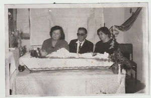 Foto de la década de 1960 niña muerta ataúd abierto funeral post mortem de colección - Imagen 1 de 2