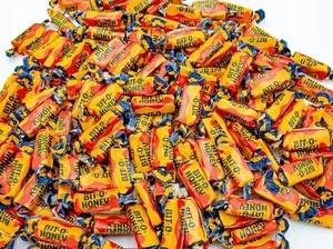 Caramelos retro Bit-O-Honey, suaves y masticables Taffy, miel y almendras reales (3 libras) - Imagen 1 de 7