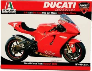 ENORME DUCATI DESMOSEDICI MotoGP 2005 -1/9 - Italeri 40642 - Foto 1 di 5