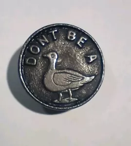 Don't Be A Duck Rivet Vintage Button 3/4" 3.8g - Picture 1 of 3