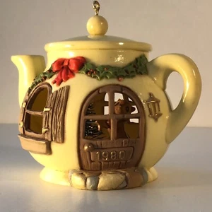 Hallmark Andenken Ornament "A Spot of Christmas Cheer" Teekanne Chipmunk Diorama - Bild 1 von 12