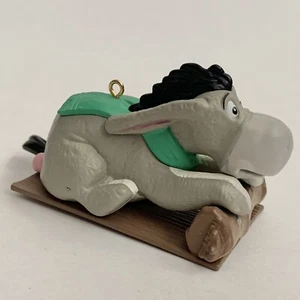 Vintage 1993 Winnie The Pooh Kollektion Eeyore auf Schlitten Markenzeichen Weihnachtsschmuck - Bild 1 von 9