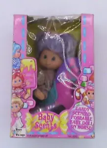 Baby Scents Puppe auf Schaukelpferd Toys N' Things #4246 Neu mit Kartonschaden VINTAGE - Bild 1 von 8