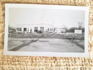 Eröffnung New Car Store, Weedsport, NY, 1950er Jahre. Vintage 4,5" x 2,7" Foto ** K15 - Bild 1 von 3