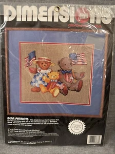 Kit de punto de cruz contado Dimensions "Bear Patriots" 1990 Barbara Mock Nuevo de Lote Antiguo - Imagen 1 de 4