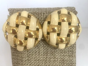 Vintage Johannes Ohrclips goldfarben & creme Emaille großer Knopf 1,25" - Bild 1 von 9