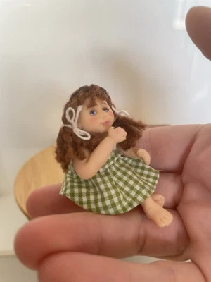 "Niña de arcilla polimérica artesanal vintage única en su clase, artista desconocido 2"""  Foto 1 de 4