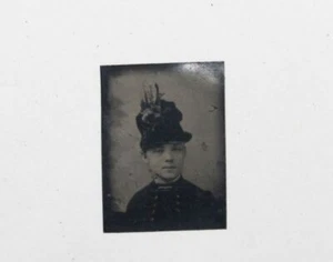 De colección Pequeño Tintype Tipo Fotografía Imagen Joven Mujer Sombrero de Pluma! - Imagen 1 de 3