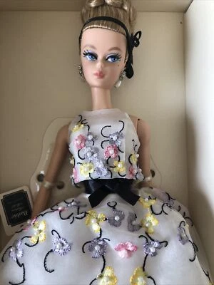 Vestido de cóctel clásico etiqueta dorada piedra de seda posable muñeca Barbie y pendientes Foto 1 de 4