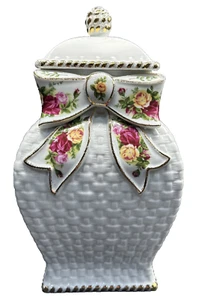 ROYAL ALBERT OLD COUNTRY ROSES SQUARE BASKETWEAVE COOKIE JAR Gift - Picture 1 of 8
