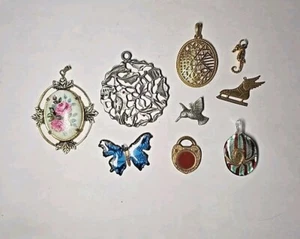 LOTE DE COLGANTES COLLAR VINTAGE HASTA AHORA FLOR, MARIPOSA, COLIBRÍ, CERRADURA - Imagen 1 de 17