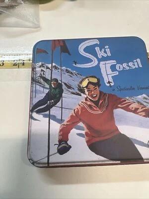 Reloj Fossil 2002 caja de hojalata dos esquiadores Vermont escena de esquí 4,5 x 3,5 x 1 pulgada Foto 1 de 4