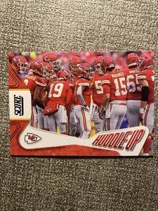 Kansas City Chiefs Huddle Up 2023 Score Football #1 Patrick Mahomes NFL - Bild 1 von 2