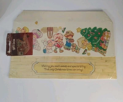 Vintage Christmas Strawberry Shortcake Gift Box- 9” x 5” x 8 3/4” NOs - Imagem 1 de 4
