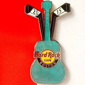 2015 HARD ROCK CAFE BOSTON MEN'S FROZEN FOUR HOCKEY STICKS GUITAR LE PIN - Picture 1 of 1