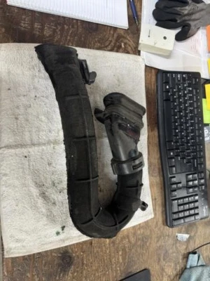 Tubo de admisión de guardabarros interior Chevrolet Sonic 2012-2019 OEM tubo de entrada de filtro de aire Foto 1 de 3