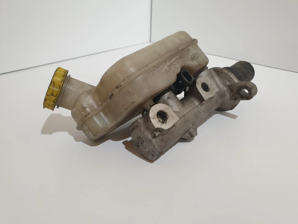 Chrysler Grand Voyager 2006 (LHD) cilindro maestro de freno con tanque Foto 1 de 4