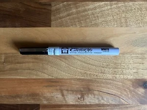 Sakura Pluma Táctil Calígrafo Caligrafía Permanente Impermeable Tinta Blanca 1.8mm - Imagen 1 de 3