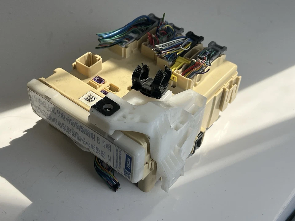 2015 TOYOTA COROLLA MULTIPLEX NETWORK CONTROL MODULE FUSE BOX 89221-02370 OEM - Imagem 1 de 4