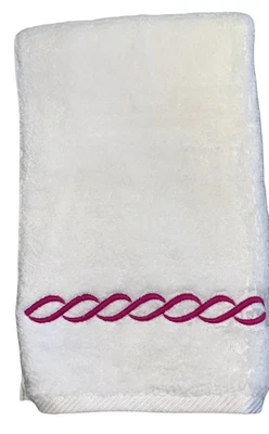 Toalla de mano básica de cadena clásica Matouk Milagro, magenta, 20×32 Foto 1 de 3