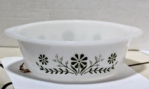 Glasbake Green Daisy 2 Quart Casserole Dish - Milk Glass 8.5" - Picture 1 of 1