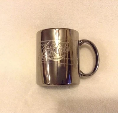 NUEVA Taza de Recuerdo Metálica Dorada “WORLD OF COCA COLA” Las Vegas Foto 1 de 4