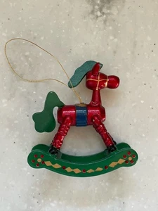 Schaukelpferd aus Holz Ornament rot mit grün Weihnachten  - Bild 1 von 4