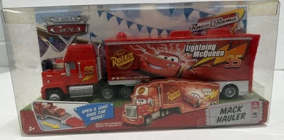 Disney Pixar Cars World Of Cars Mack Hauler Lightning McQueen Camión Juguete Foto 1 de 4
