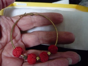 PENDIENTES PERFORADOS 2"" R TONO DORADO AROS CON CUENTAS TEJIDAS ROJAS #25/6 - Imagen 1 de 4