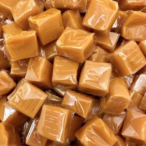 Caramelo clásico cuadrado vainilla caramelo, envuelto individualmente, bolsa de 2 libras - Imagen 1 de 6