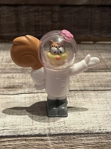 SANDY CHEEKS BOB ESPONJA MCDONALDS FELIZ COMIDA JUGUETE FIGURA ARDILLA PEQUEÑA - Imagen 1 de 6