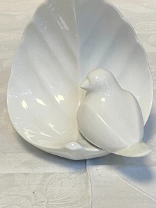 TIRSCHENREUTH VASE BLATT-FORM MIT VOGEL PORZELLAN WEISS GLÄNZEND - Bild 1 von 5