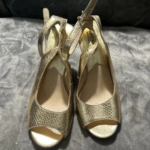Michael Kors Open Toe Shoes Gold Tone Size 5.5 ~ Leather Upper And Rubber Soles - Picture 1 of 7