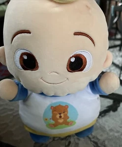 Squishmallows Cocomelon Hugmees Baby JJ Squishmallow 10 Zoll Outfit 2 - Bild 1 von 7