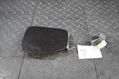 2009 - 2013 Subaru Forester Deep Cherry Pearl-DCP Fuel Tank Door Foto 1 de 3