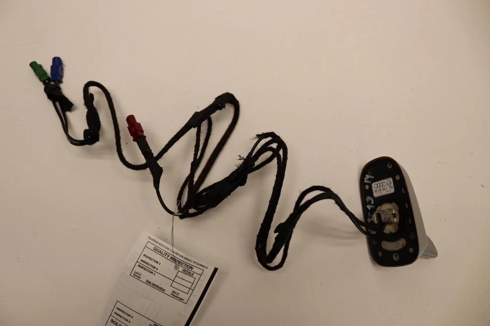 AUDI A4 2009-2012 ANTENA ALETA DE TIBURÓN MONTADA EN TECHO CON CABLE OEM Foto 1 de 4